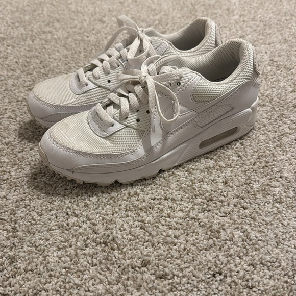 WHITE NIKE AIR MAX. Like new only worn once. - Picture 1 of 4